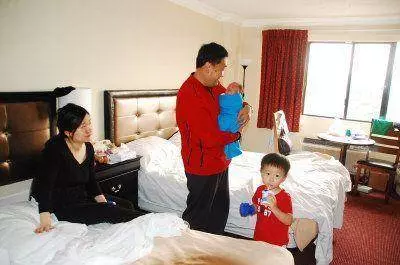 去城裡給兒媳帶孩子,她不給生活費,偷聽打電話,我慚愧拿出5萬