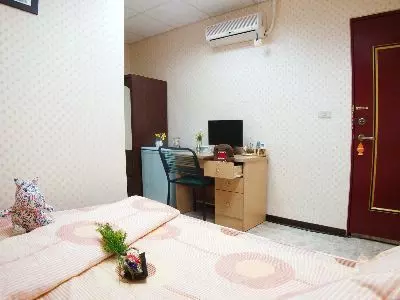 合租的室友姊姊太狂了 三次巧遇活春宮,我很肯定都不同人 男友根本綠光罩頂欸