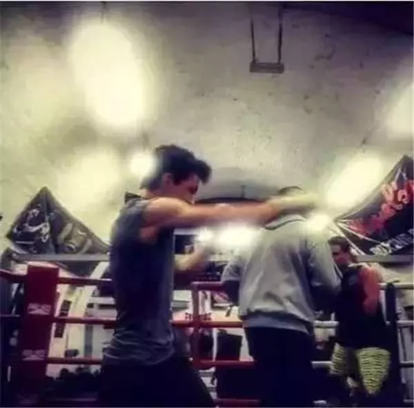 他被譽為史上最成功的蜘蛛人「顏值高還精通十八般武藝」這個23歲的少年真不簡單!