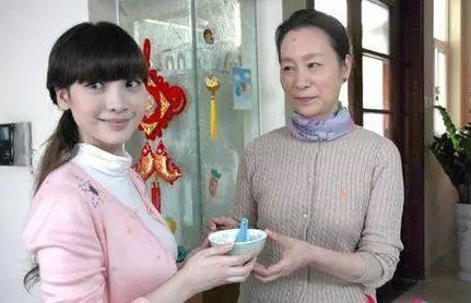 老婆在娘家養胎,我生日她轉500,電話沒掛斷,我氣得猛踹媽房門