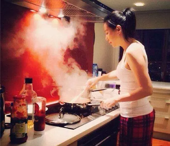 結婚三年未孕,生病老公說沒空回,聽到廚房有人做飯,我當場愣了
