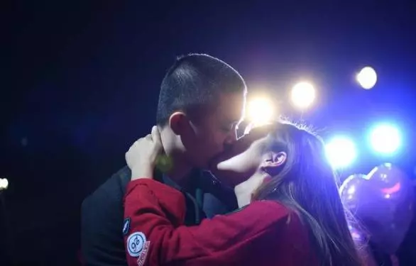 女友給爸媽做的飯我吃一口就吐,可他們的反應讓我難以置信