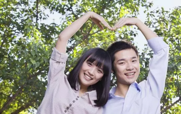 女友給爸媽做的飯我吃一口就吐,可他們的反應讓我難以置信