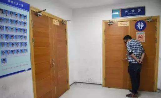 妻子難產,在手術室外的她們太無知,這樣的父母真讓人寒心