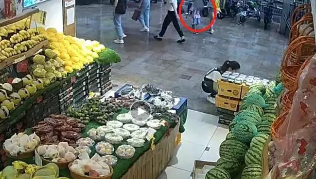 玻璃窗20樓墜落 砸中男童 恐成植物人