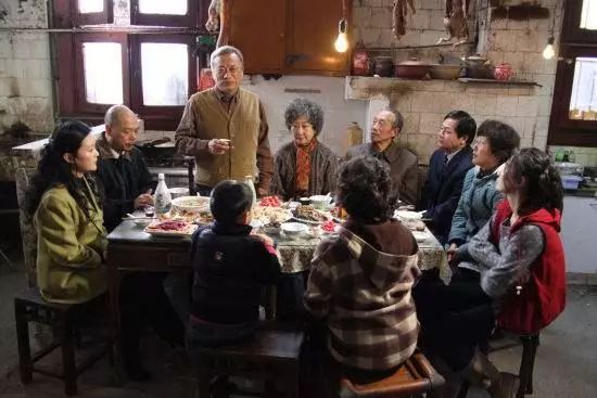 離婚吧!當初結婚我也沒說把你們一家人都娶過來,我養活不起