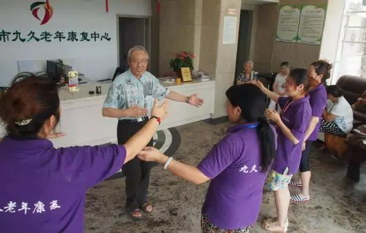 憑啥把我父母送進養老院卻把你父母接回家要我伺候?還有臉提離婚