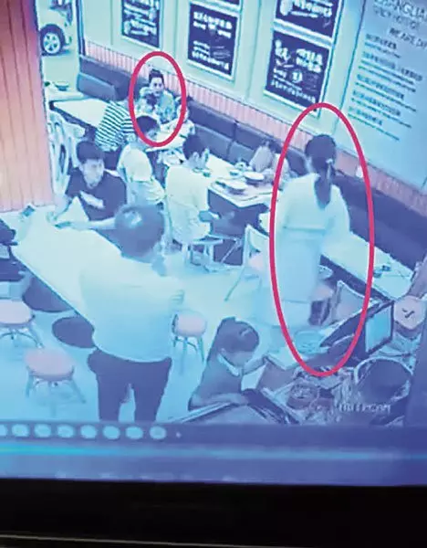 孕婦向幼童 ,潑麻辣燙,警方:罰300 不拘留