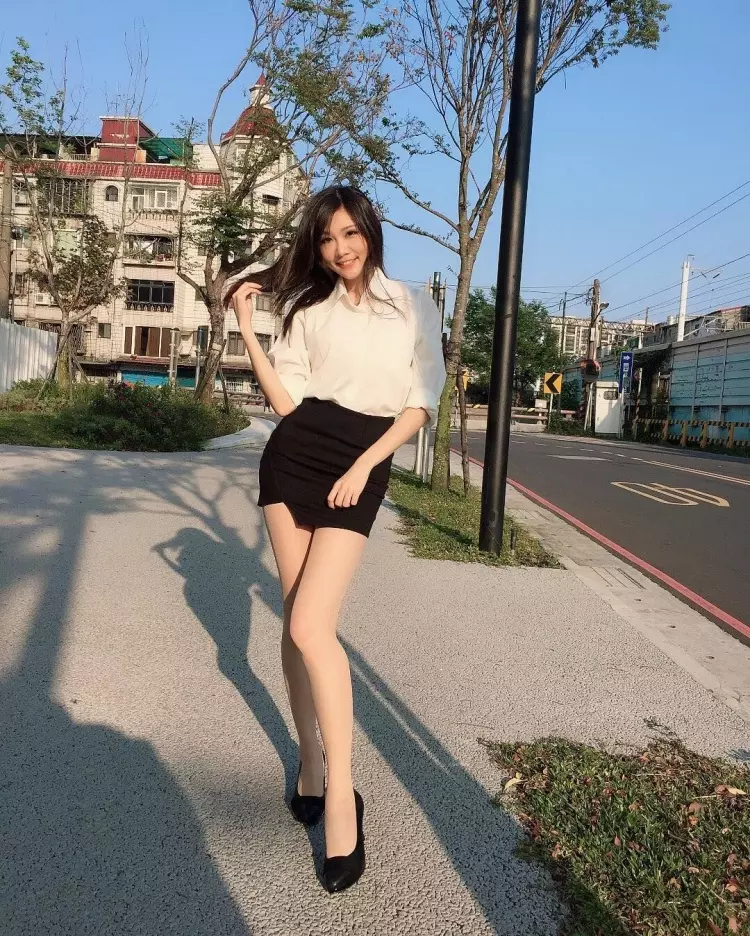 下課老師偷偷脫外套，教室內大放送「超逆天美腿」...同學看暈：強制轉大人