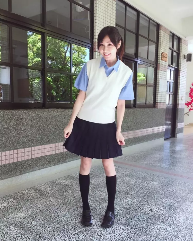 下課老師偷偷脫外套，教室內大放送「超逆天美腿」...同學看暈：強制轉大人