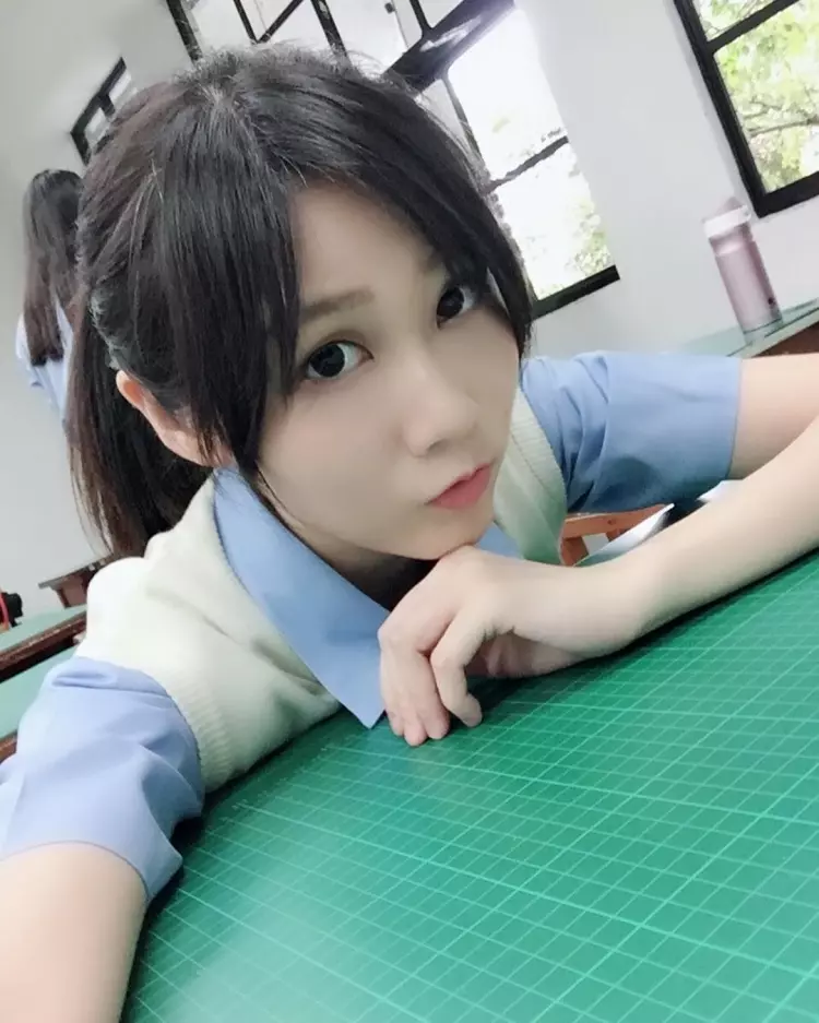 下課老師偷偷脫外套，教室內大放送「超逆天美腿」...同學看暈：強制轉大人