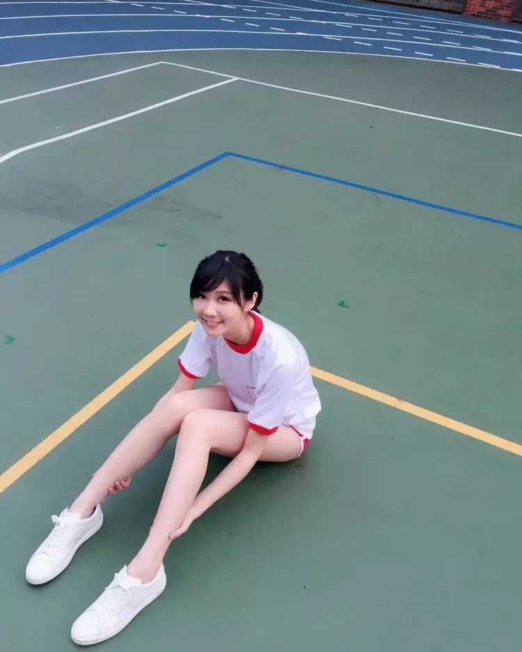 下課老師偷偷脫外套，教室內大放送「超逆天美腿」...同學看暈：強制轉大人