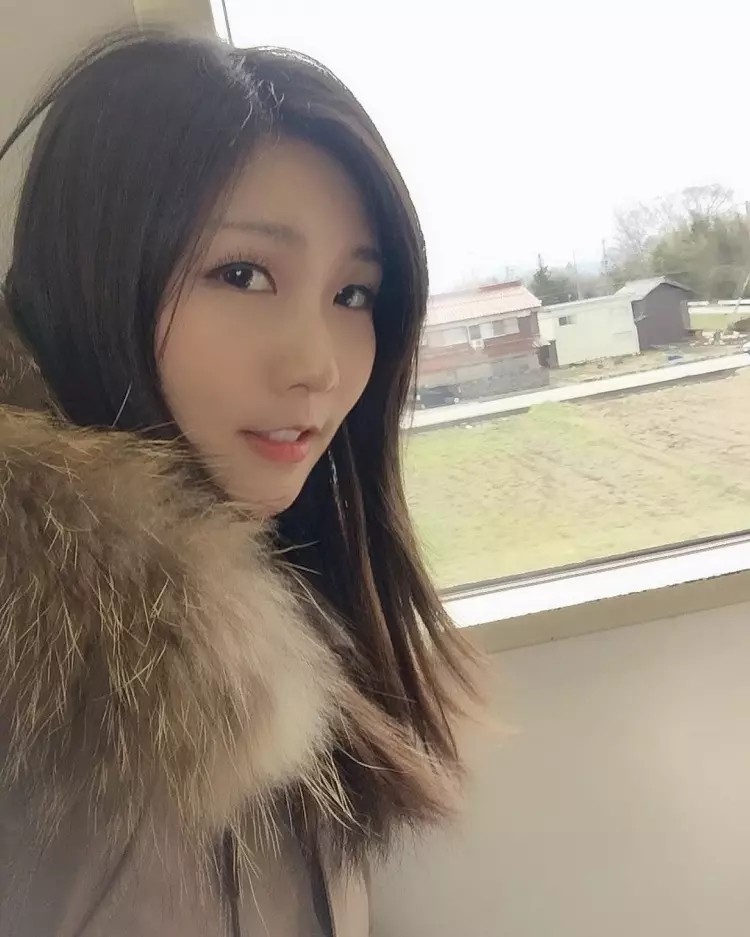 下課老師偷偷脫外套，教室內大放送「超逆天美腿」...同學看暈：強制轉大人