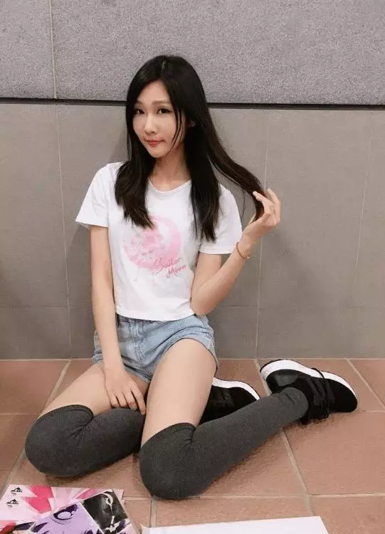 下課老師偷偷脫外套，教室內大放送「超逆天美腿」...同學看暈：強制轉大人