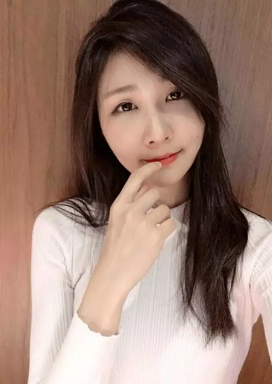 下課老師偷偷脫外套，教室內大放送「超逆天美腿」...同學看暈：強制轉大人