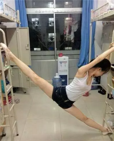 32張爆笑生活圖:美女勤練體操,求大神P出意境...成果出爐笑到整個下巴都快跌了!