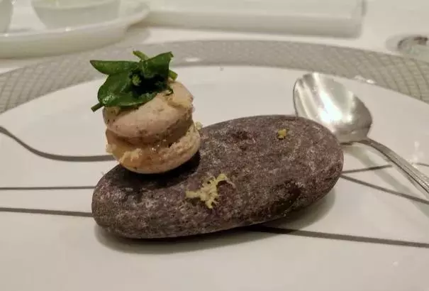 看完你還有食慾嗎各種搞怪創意「奇葩餐廳」,奇特擺盤設計顛覆你對美食的認知