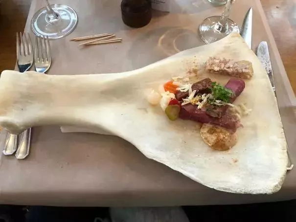 看完你還有食慾嗎各種搞怪創意「奇葩餐廳」,奇特擺盤設計顛覆你對美食的認知
