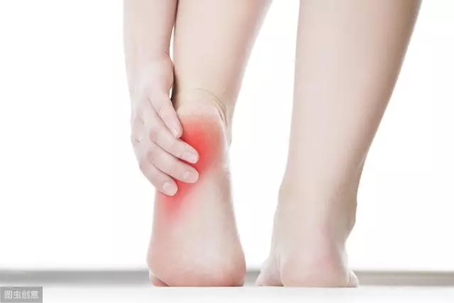 仔細看看腳,從腳部這5個徵兆便可預知這5種疾病