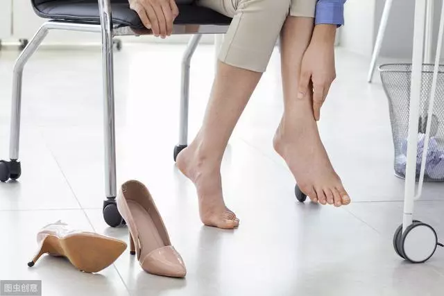 仔細看看腳,從腳部這5個徵兆便可預知這5種疾病