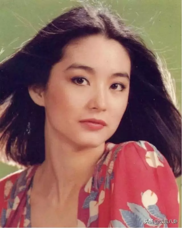 64歲林青霞穿潮范兒連體衣現身街頭,與閨蜜享用美食笑容很慈祥