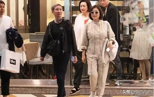 64歲林青霞穿潮范兒連體衣現身街頭,與閨蜜享用美食笑容很慈祥
