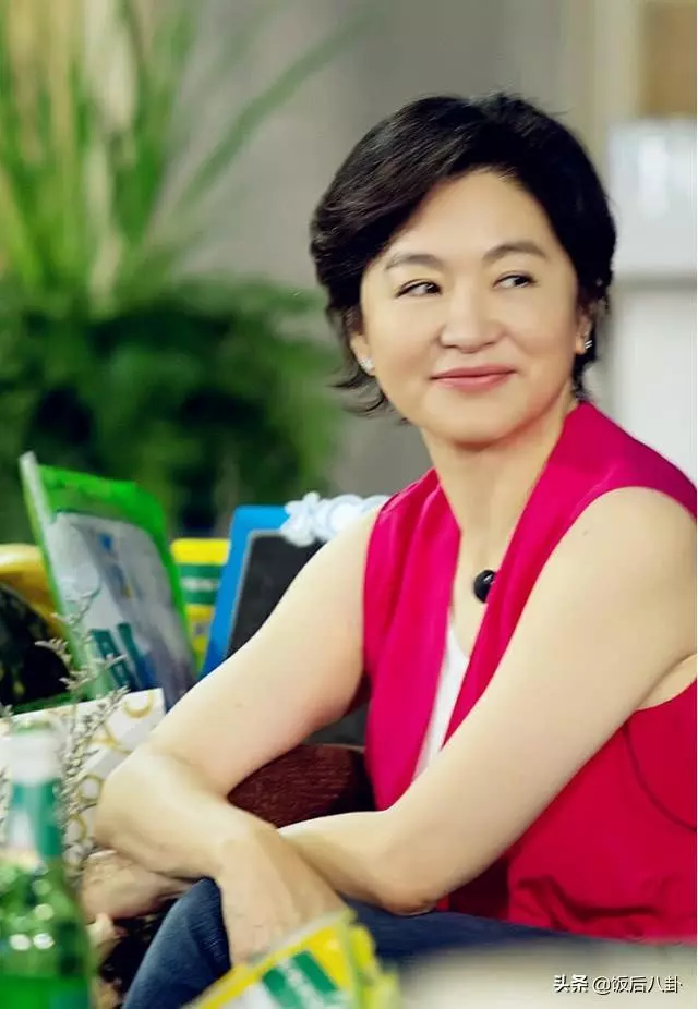 64歲林青霞穿潮范兒連體衣現身街頭,與閨蜜享用美食笑容很慈祥