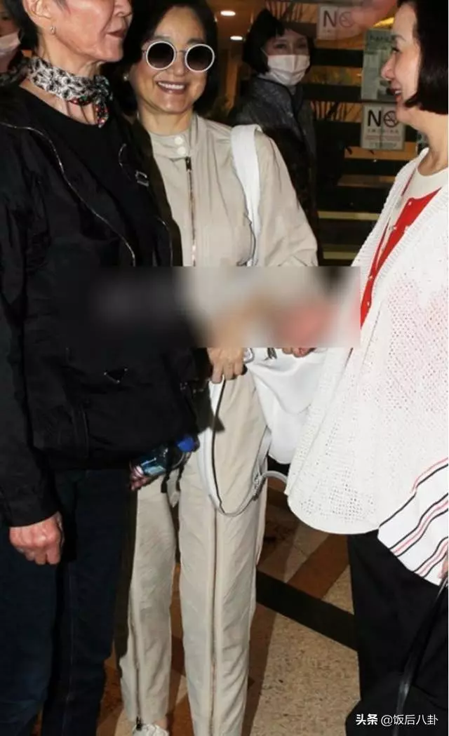 64歲林青霞穿潮范兒連體衣現身街頭,與閨蜜享用美食笑容很慈祥