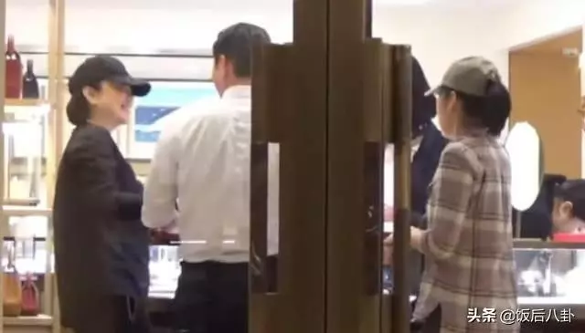 64歲林青霞穿潮范兒連體衣現身街頭,與閨蜜享用美食笑容很慈祥