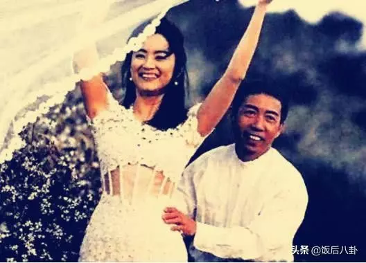 64歲林青霞穿潮范兒連體衣現身街頭,與閨蜜享用美食笑容很慈祥
