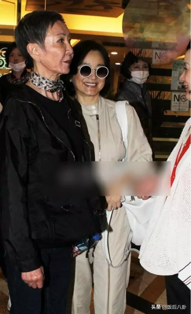 64歲林青霞穿潮范兒連體衣現身街頭,與閨蜜享用美食笑容很慈祥