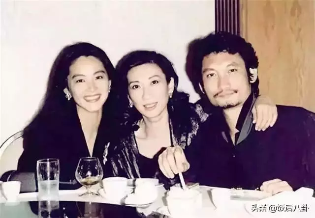 64歲林青霞穿潮范兒連體衣現身街頭,與閨蜜享用美食笑容很慈祥