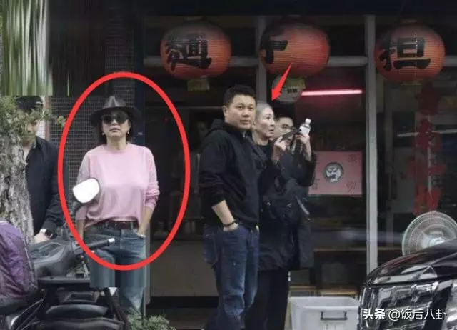 64歲林青霞穿潮范兒連體衣現身街頭,與閨蜜享用美食笑容很慈祥