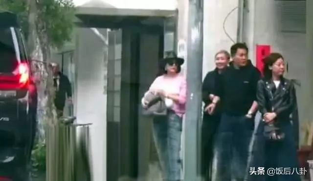 64歲林青霞穿潮范兒連體衣現身街頭,與閨蜜享用美食笑容很慈祥