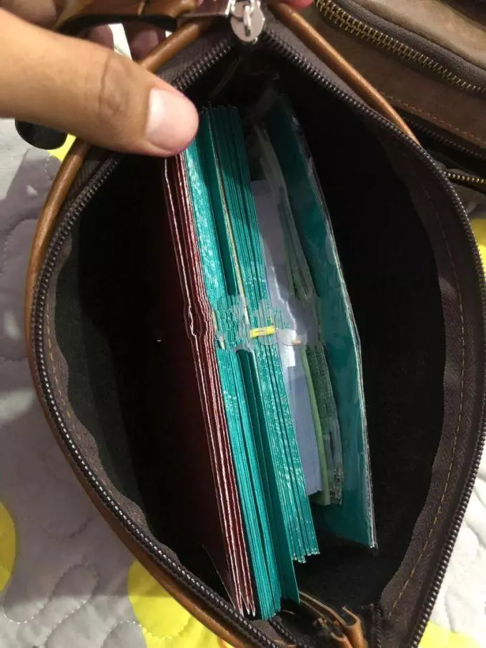「只有RM5罷了!」小孩嫌錢太少,竟直接把青包丟地上