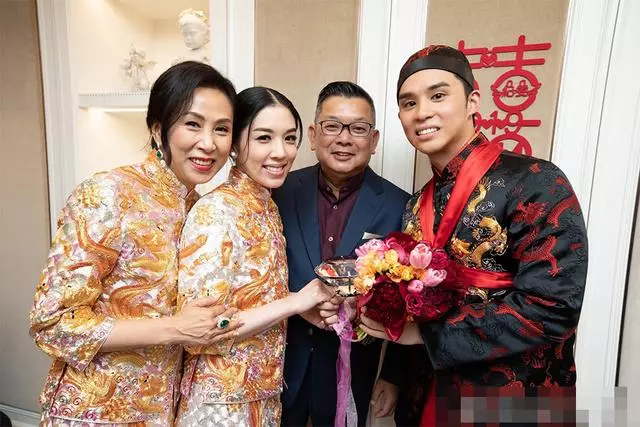 十億富豪女兒出嫁,戴20隻龍鳳鐲壕氣沖天,彩禮不輸閨蜜何超盈