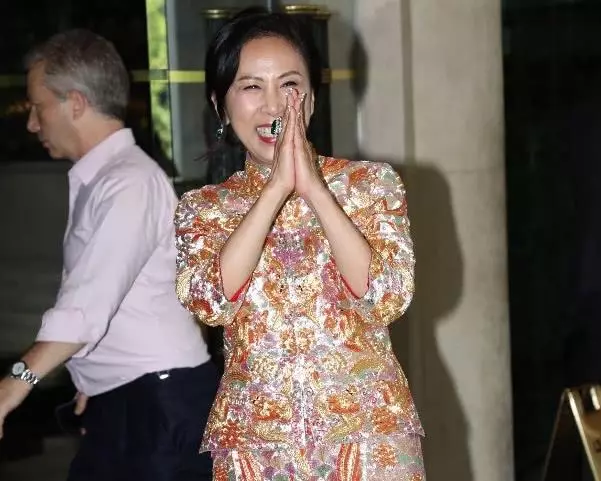 十億富豪女兒出嫁,戴20隻龍鳳鐲壕氣沖天,彩禮不輸閨蜜何超盈