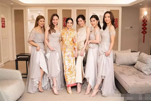 十億富豪女兒出嫁,戴20隻龍鳳鐲壕氣沖天,彩禮不輸閨蜜何超盈