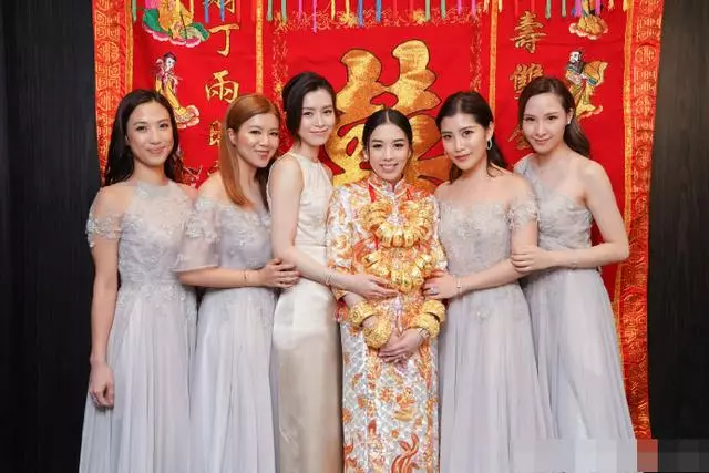 十億富豪女兒出嫁,戴20隻龍鳳鐲壕氣沖天,彩禮不輸閨蜜何超盈