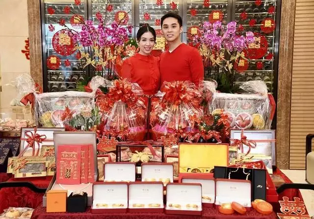 十億富豪女兒出嫁,戴20隻龍鳳鐲壕氣沖天,彩禮不輸閨蜜何超盈