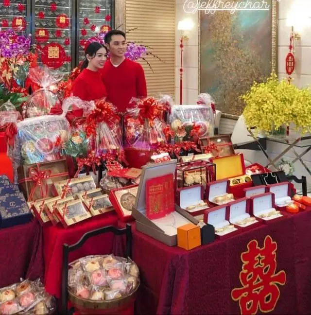 十億富豪女兒出嫁,戴20隻龍鳳鐲壕氣沖天,彩禮不輸閨蜜何超盈