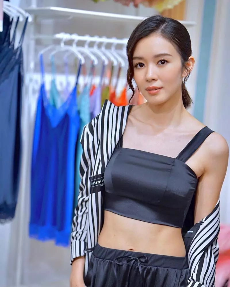 「氣質女星」直播「衣服鬆落」!一彎 網嚇壞:裡面真空!