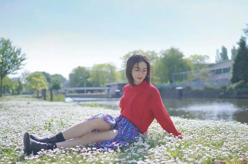「氣質女星」直播「衣服鬆落」!一彎 網嚇壞:裡面真空!