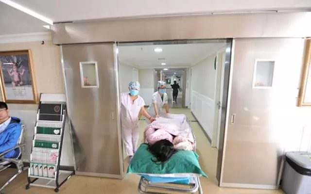 妻子難產,老公跪求保大人,孩子出生後,遲遲不見老公
