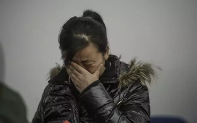 結婚岳母送50萬婚房,農村母親來住幾日,看到妻子臉,如遭雷擊