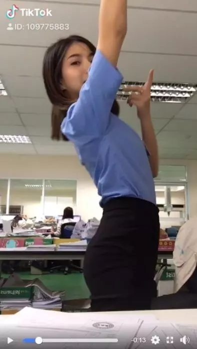 午休不睡覺,隔壁「正妹女同事意外的秘密」全看到了,網友:重播一遍遍還不夠