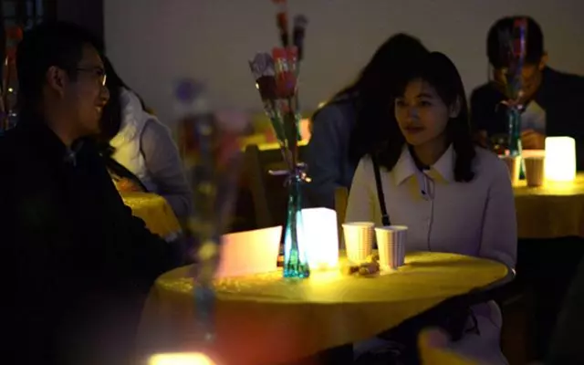 妻子去上班不願丈夫送,丈夫不解,偷偷跟蹤一看不淡定了