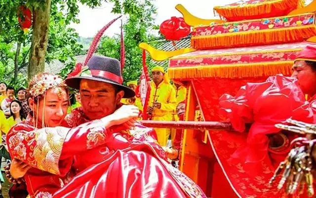 妻子去上班不願丈夫送,丈夫不解,偷偷跟蹤一看不淡定了