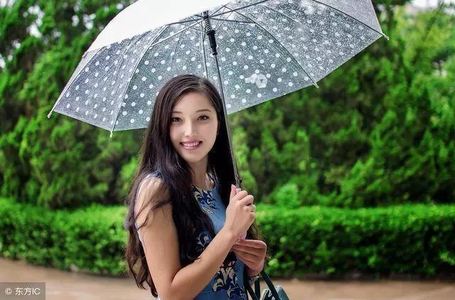 「婆婆,我掛在房間的新外套呢」「你姑姐穿著挺合身,我送她了」