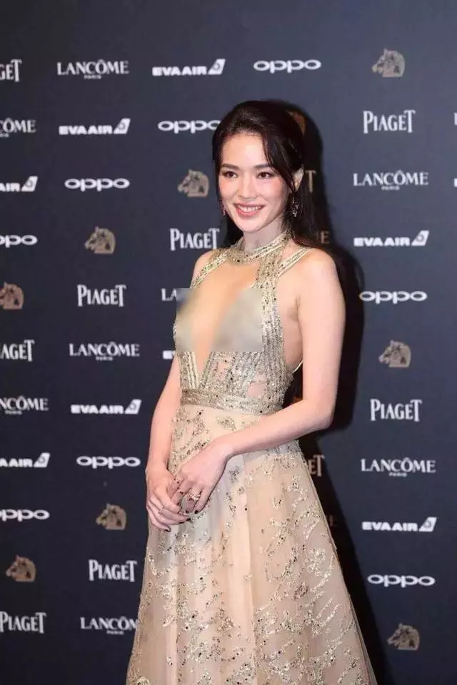 舒淇出席活動,網友:不愧是知名女神,胸前直接開叉到肚臍,太敢穿了,上半身真夠清爽!